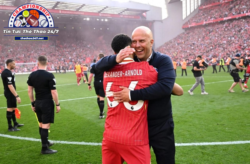 Alexander-Arnold ăn mừng cùng Arne Slot sau chức vô địch của Liverpool Alexander-Arnold ăn mừng cùng Arne Slot sau chức vô địch của Liverpool