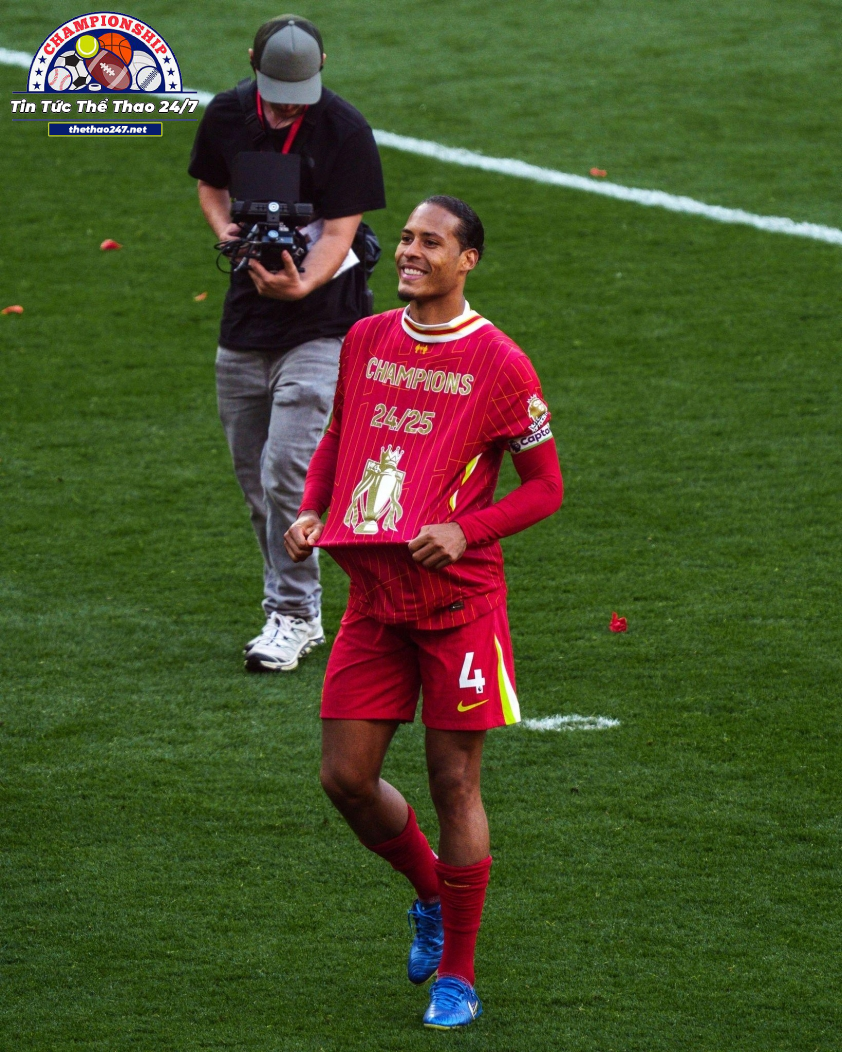 Đây là lần thứ 2 Van Dijk nâng cúp NHA cùng Liverpool. (Ảnh: CLB) Đây là lần thứ 2 Van Dijk nâng cúp NHA cùng Liverpool. (Ảnh: CLB)